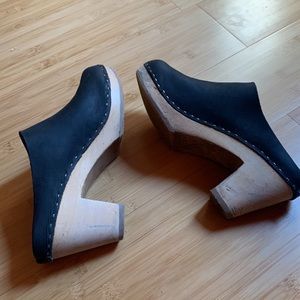 BRYR Chloe Closed Toe in Coal Nubuck